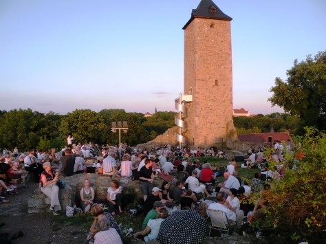 Ca. 600 Besucher fanden sich auf der Oberburg ein, um das 5. Literaturpicknick der Stadtbibliothek zu genießen.