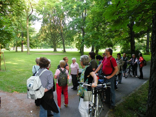 Halt auf der Würfelwiese mit ihren Denkmälern.