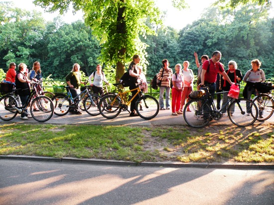 Unser nächster Stopp am Rive-Ufer, vor dem Heinrich-Heine-Felsen.