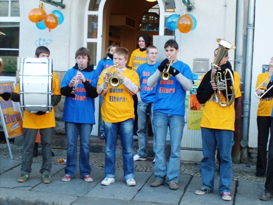 Das Jugendblasorchester spielte zur Eröffnung der Jugendmediathek am Hallmarkt auf.