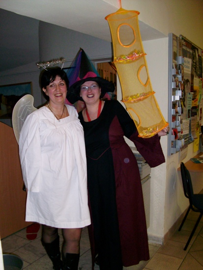 Die Lesenächte stehen meist unter einem Motto. Hier der Empfang zur Halloween-Nacht : Engel Sylke und Hexe Anja