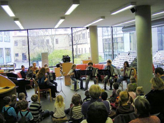 Das Interesse ist bei allen vorgestellten Musikinstrumenten groß.