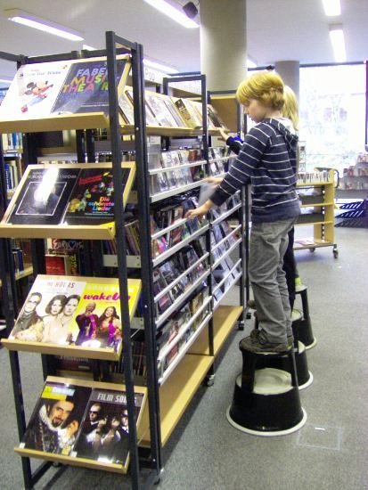 Es gibt viel zu entdecken in der Musikbibliothek - CD, DVD, Bücher...