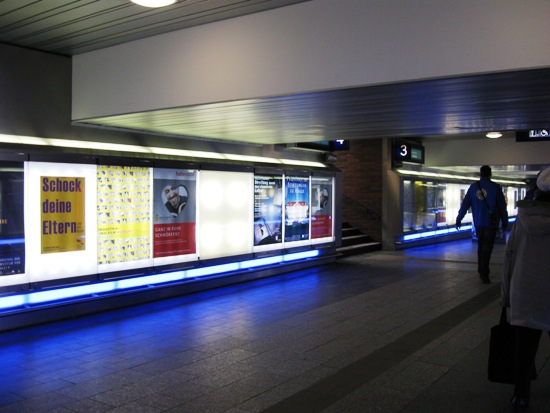 Auch auf dem halleschen Bahnhof sind wir präsent. Viele Besucher haben sich auf Grund dieser Werbung bei uns ein Plakat abgeholt.