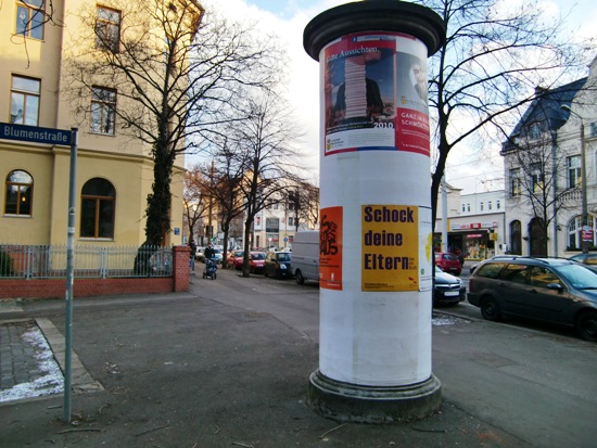 Die Plakate sind im gesamten Stadtgebiet von Halle verteilt. Hier gefunden in der Blumenstraße / Bernburger Straße.