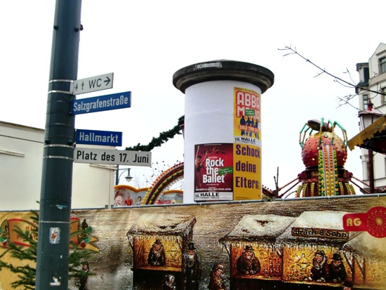 Die Litfaßsäule auf dem Hallmarkt während des Weihnachtsmarktes 2009.