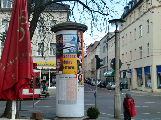 In der Bernburger Straße / Ecke Hermannstraße wird unser Plakat auch wahrgenommen.