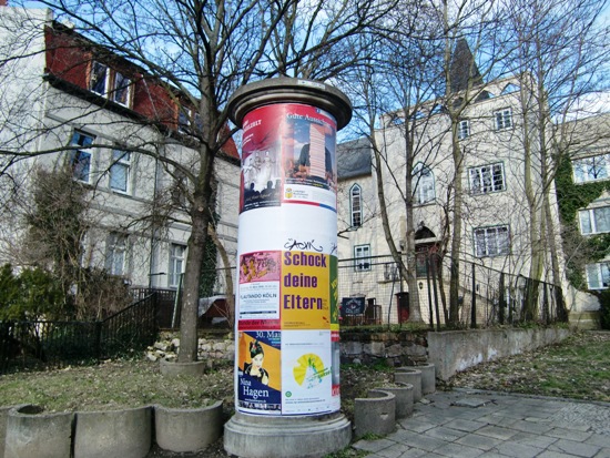 Am Jägerplatz wurde auch eine Litfaßsäule mit dem Plakat der Stadtbibliothek Halle gefunden.