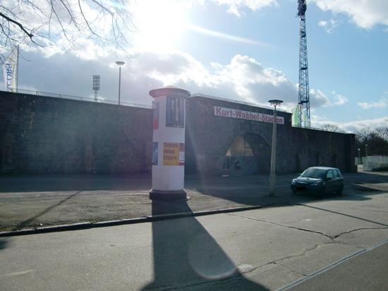 Vor dem Kurt-Wabbel-Stadion in der Kantstraße.