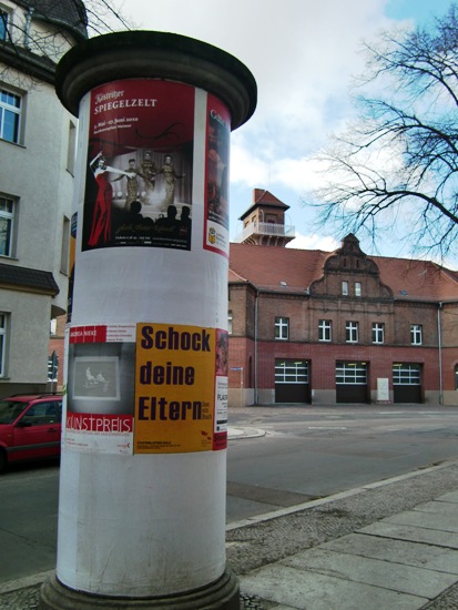 Gegenüber der Feuerwache in der Liebenauer Straße, Ecke Lauchstädter Straße.