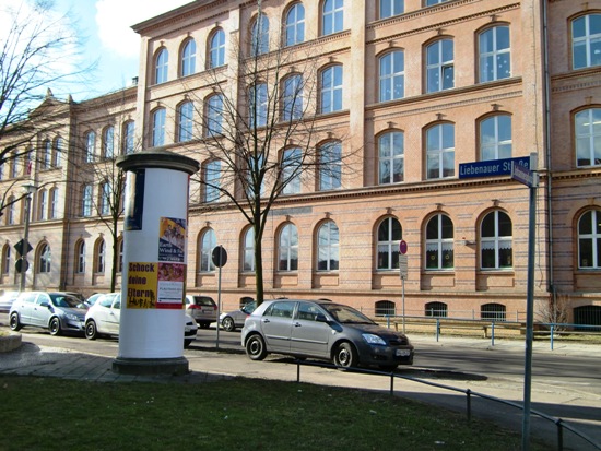 Vor der Johannesschule in der Liebenauer Str. in Halle.