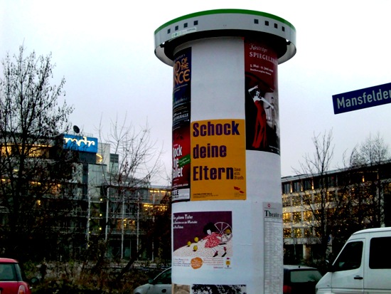 Mit Blick auf den MDR - die Litfaßsäule in der Mansfelder Str. / Ecke An der Schwemme.