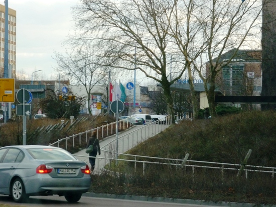 Vor dem Maritim-Hotel in Halle am Riebeckplatz.