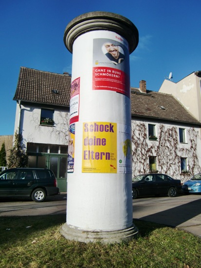 Auch in der Saalwerder Straße steht eine Litfaßsäule mit unserem Plakat.