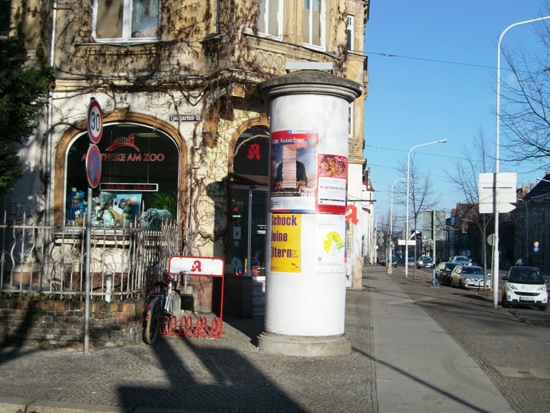 Hier ein Plakat in der Tiergartenstraße in Halle.