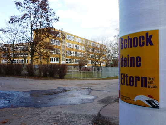 Vor der Grundschule 