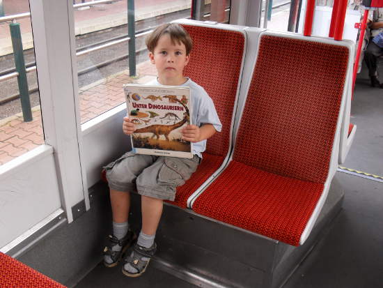 Til findet immer Zeit in seinem Lieblingsbuch aus der Bibliothek zu lesen. Auch in der halleschen Straßenbahn.