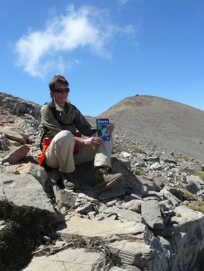 Auf ihrer Kretareise war der Kretawanderführer vom M. Mueller Verlag ein ständiger Begleiter für Frau Frenzel und Herr Wagner.Das Foto wurde kurz vor dem Gipfel vom höchsten Berg der Insel, dem Psiloritis (2456m), aufgenommen.