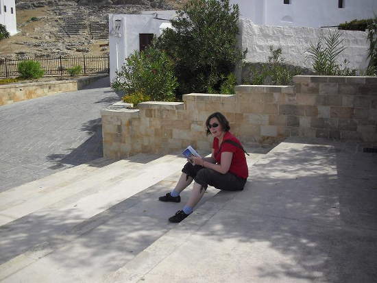 Das antike Theater in Lindos war ein Ziel auf Rhodos das Frau Hanke besucht hat. Durch einen Reiseführer der Stadtbibliothek hat sie interessante Informationen zum Theater in Lindos und vielen anderen Sehenswürdigkeiten dieser griechischen Insel erhalten.