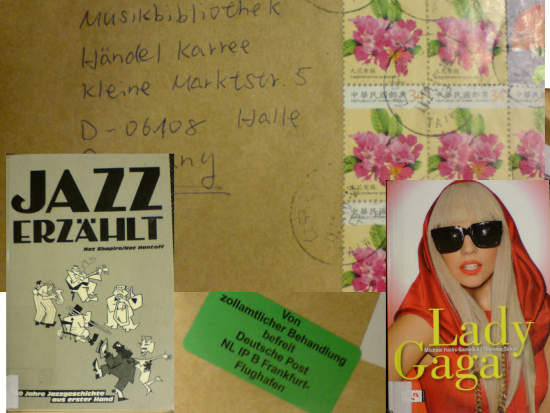 Lady Gaga in Taiwan! Eine Sendung aus Südostasien bekam die Musikbibliothek. Bis dorthin waren zwei Bücher gereist und wurden per Luftpost aus Taiwan an uns zurückgesandt.