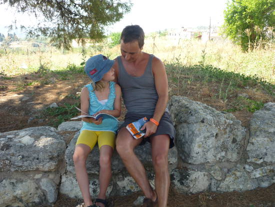 Die minoischen Villen in Tylissos auf Kreta. Vater und Tochter beratschlagen, welchen Teil sie als nächstes erkunden wollen. Die Reiseführer der Stadtbibliothek waren auf allen Ausflügen dabei.