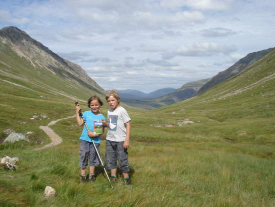 Gustav und Philine mit dem Wanderführer Schottland aus der Stadtbibliothek unterwegs im Glencoe, Highlands.Danke für die gute Auswahl an Reiseliteratur in der Stadtbibliothek und viele Grüße.
