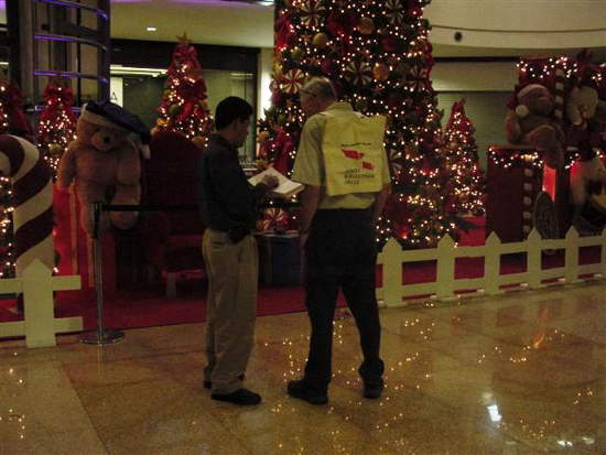 Seit 7. November 2011 gibt es unsere Rucksack-Tragetasche und schon ist sie auf Reisen. Im Einkaufszentrum in Monterrey, im Nordosten von Mexiko, leistet sie gute Dienste im fernen Land.