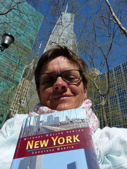 Frau B. allein in New York.