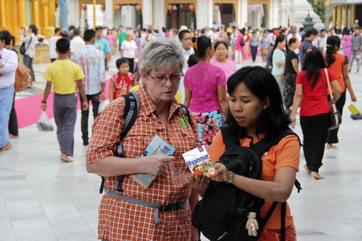 Mit unserer Reiseleiterin Thandar Soe am ersten Abend in Myanmar auf dem Gelände der Shwedagon-Pagode. Sie ist das Hauptheiligtum des Landes und steht in Yangon, das bis 2005 Hauptstadt war und immer noch die größte Stadt des Landes ist.