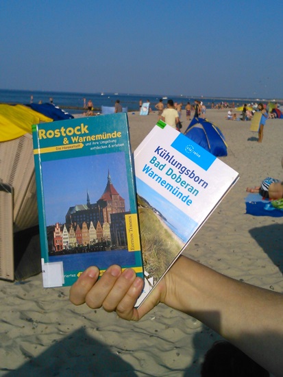 Team Hallmarkt am Strand von Warnemünde.