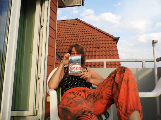 Ein Spätsommer-Urlaub an der Ostsee. Ist im Ort nicht viel los (zum Glück) hilft ein spannender Krimi aus der Stadtbibliothek.