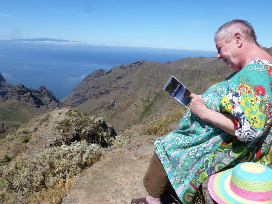 Teneriffa - auf dem höchsten Berg Spaniens (3718 m), dem vulkanischen Teide. Der Inselführer aus der Bibliothek war sehr nützlich für uns. - Im Hintergrund die Nachbarinsel Las Palmas.