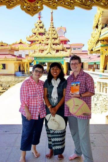 Im Süden von Myanmar liegt Kyaikkhami. Dort ist die schöne Yae Le Pagoda zu sehen. Jeder Besuch einer Pagode wird mit den Worten 