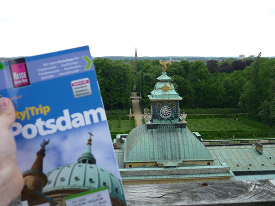 Potsdam - erst eine Stadtrundfahrt im Doppeldeckerbus, dann Erkundung auf eigene Faust. Mit dabei der Reiseführer aus der Stadtbibliothek