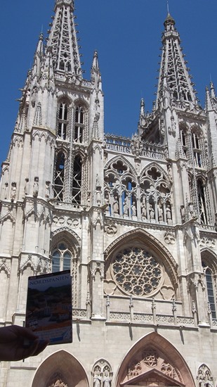 Die Catedral de Burgos. Der Bau begann im  13. Jhd., ruhte dann 200 Jahre, um im 15. Jhd. fortgeführt und letztlich im 16. Jhd. fertiggestellt zu werden. Hier ruht der spanische NationalheldEl Cid. Seit 1984 zählt die Kathedrale zum UNESCO-Weltkulturerbe.