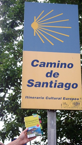 Mehrere Wege (caminos)  im Norden Spaniens führen nach Santiago de Compostela. Immer wieder sieht man Pilger und die Schilder, die auf den Weg hinweisen. Dieses Schild stand nur wenige Kilometer von der Atlantikküste in der Nähe von Santander.