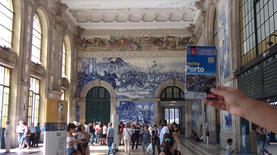 Die Vorhalle des noch in Betrieb befindlichen Bahnhofes Estacao de Sao Bento - von Porto/Portugal. Dank des Reiseführers suchten/fanden wir das Gebäude. Der span. Künster Jorge Calaco gestaltete ihn mit typisch portugiesischen Fliesenbildern (Azulejos).