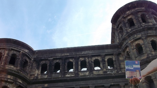 Die Porta Nigra in Trier - das Schwarze Tor der Stadt Trier wurde vor über 1800 Jahren von den Römern erbaut und ist heute ein Wahrzeichen der ältesten Stadt Deutschlands. Zusammen mit einigen anderen Bauwerken gehört es zum UNESCO-Weltkulturerbe.