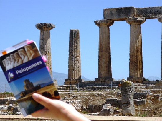Der Peloponnes - Reiseführer aus dem Michael Müller Verlag vor den Säulen des Apollon-Tempels im Antiken Korinth (Ancient Corinth) in Griechenland.
