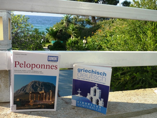 Reiseführer und Wörterbuch  am Golf von Korinth in Griechenland.