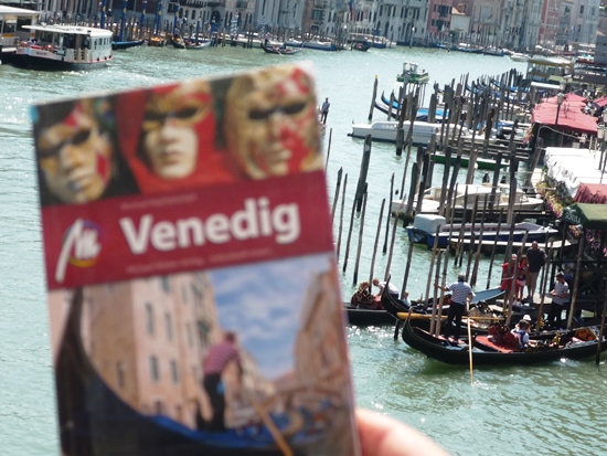Der Venedig - Reiseführer erzählte spannende Geschichten zur Stadt, zu seinen Menschen, führte uns an die sehenswerten Plätze und der beiliegende Stadtplan half, sich zwischen den Lagunen zurecht zu finden.