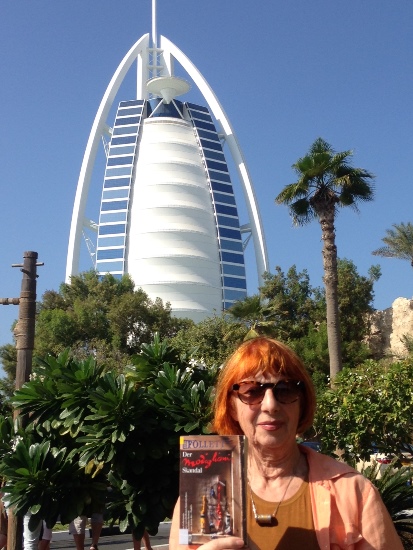 Urlaubsgrüße aus Dubai, Vereinigte Arabische Emirate. Im Hintergrund das Luxushotel Burj Al Arab Jumeirah.
