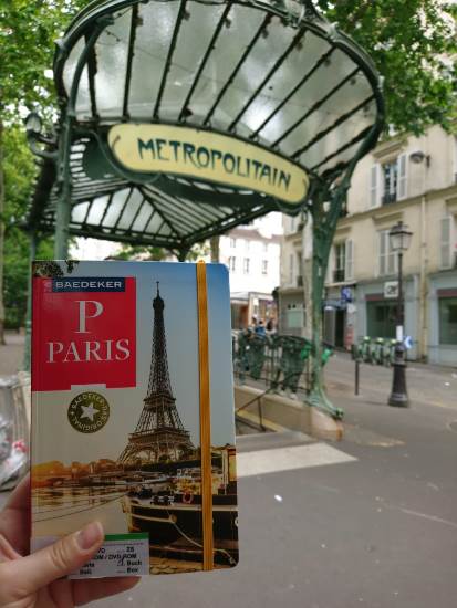 Mit der Metro unterwegs in Paris. Die Stationseingänge der Pariser Metro - hier ein Zugang aus der Anfangszeit. Hector Guimard gestaltete sie aus verflochtenen Eisenträgern im Stil der Art Nouveau. Heute sind noch 86 von ihnen erhalten.